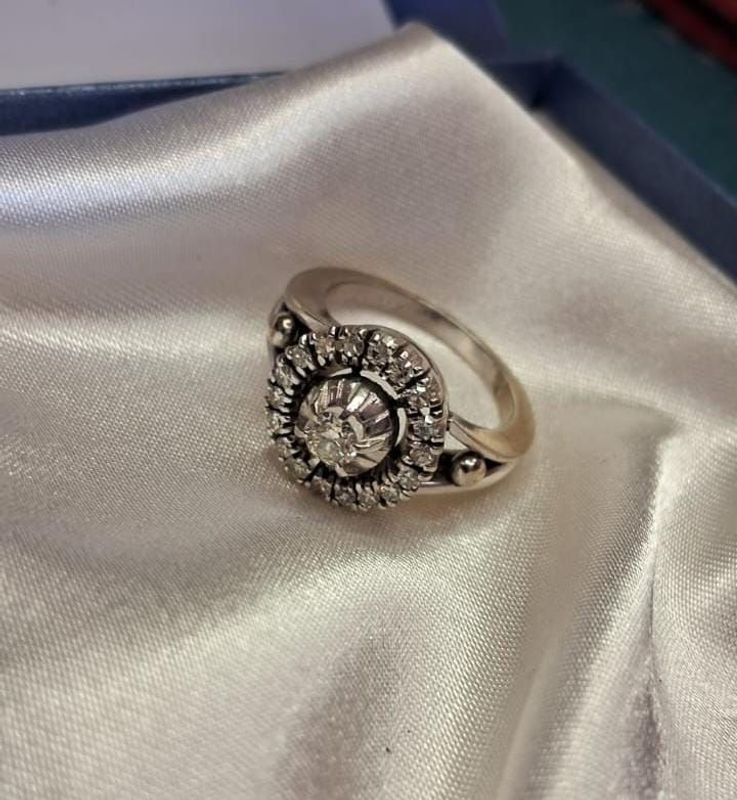 Importante anillo de oro blanco con brillantes - imagen 2