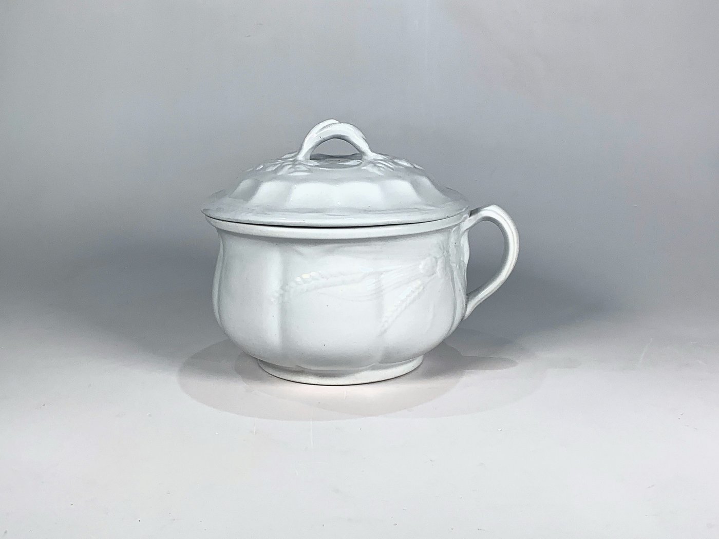 Servicio de Losa Inglesa J. & G. Meakin con Tapa y Asa Lateral, Blanco con Decoración Floral
