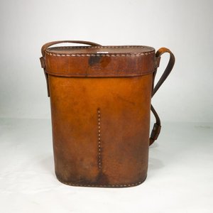 Lote anterior: Matera Vintage de Cuero Marrón con Correa y Tapa
