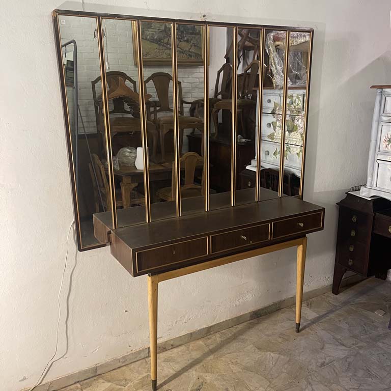 Lote anterior: Desoiré americano con llave en petiribi: tres cajones y espejo - Medidas: 130x32x200cm