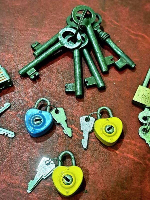 Colección de llaves antiguas y candados vintage con sus llaves - imagen 2