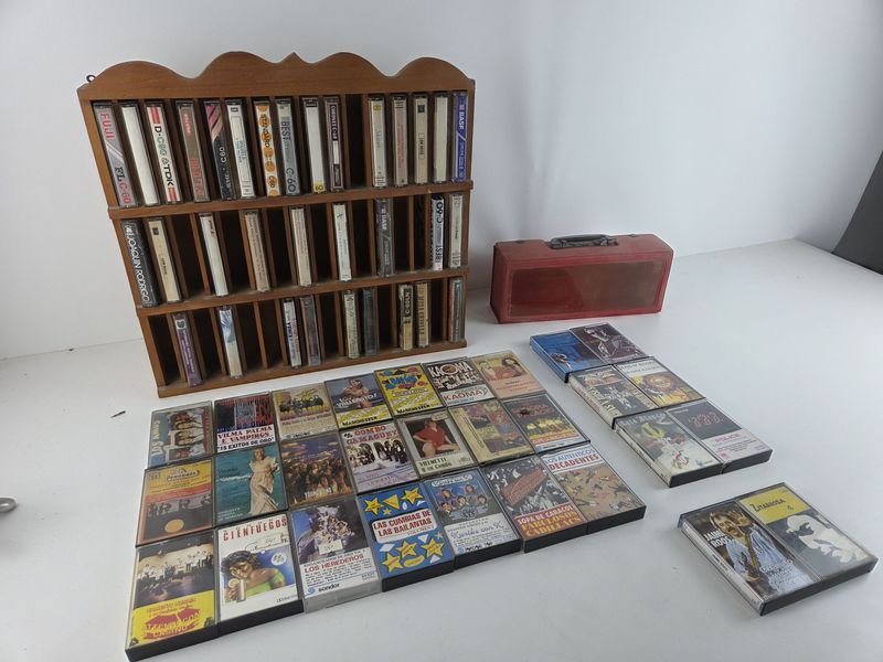 Colección de cassettes musicales en mueble de pino brasil - imagen 7