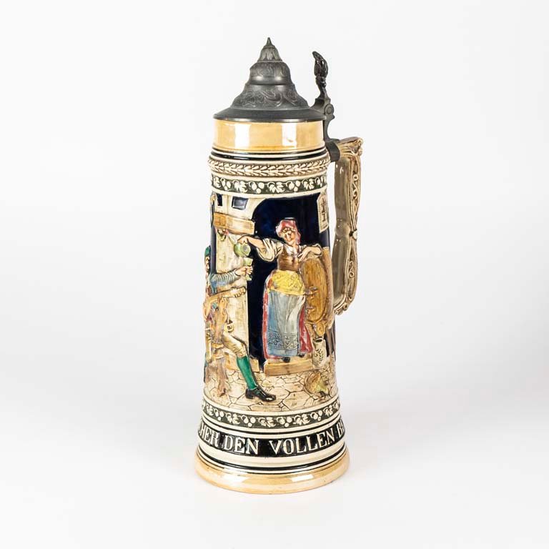 Jarra de cerveza alemana con escena en relieve y tapa de peltre - imagen 1