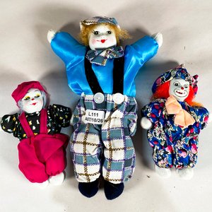 Lote siguiente: Lote de Tres Muñecos de Porcelana con Diseños y Tamaños Variados