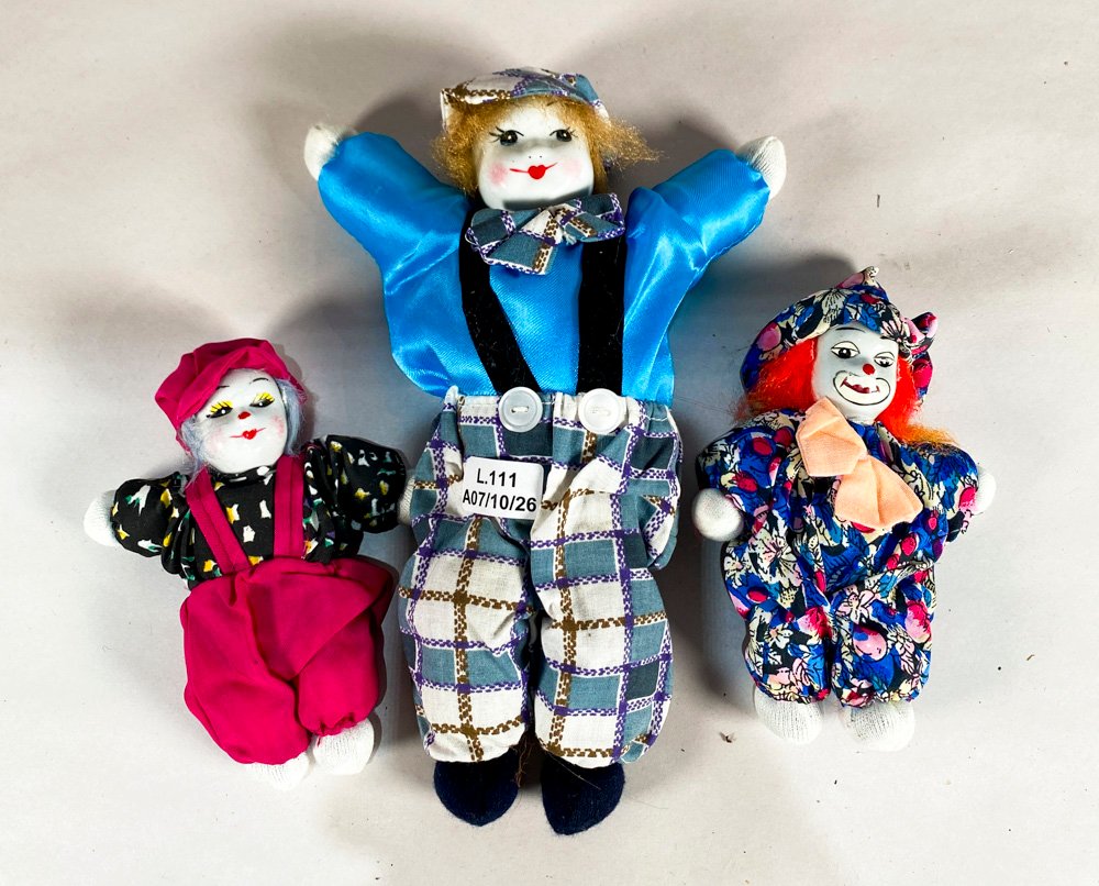 Lote de Tres Muñecos de Porcelana con Diseños y Tamaños Variados