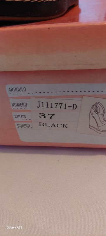 Zapatos de tacón alto en caja - imagen 3