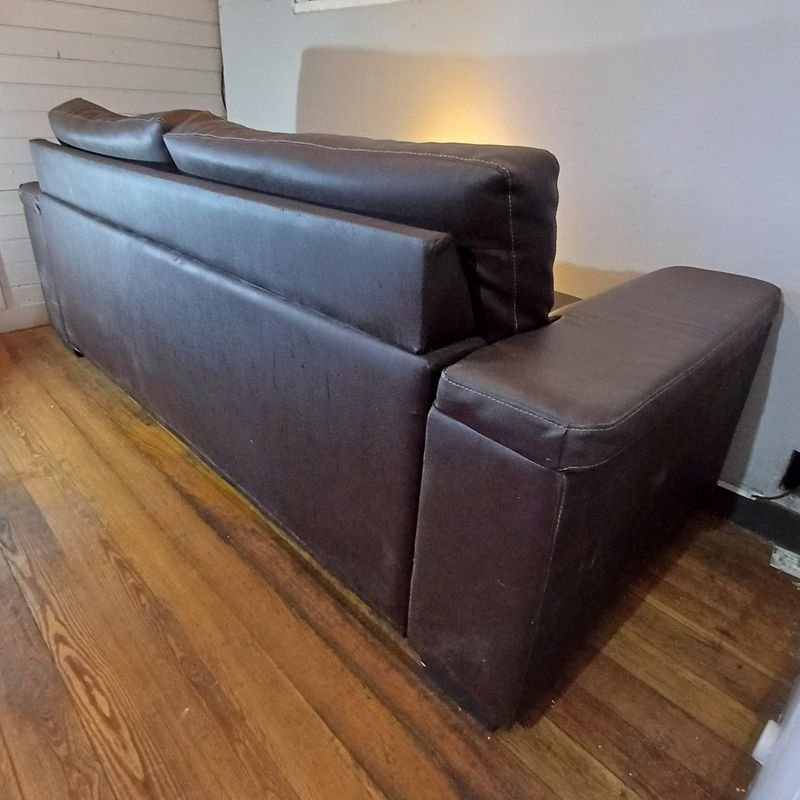 Sillón de 3 cuerpos en cuerina. Medidas: 2,08m x 86cm x 87cm de alto. - imagen 5