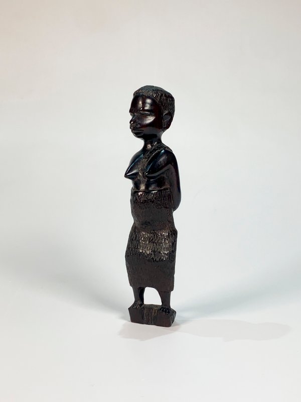 Talla en Madera Dama Africana con Bolso y Dorso Desnudo - 20 cm - imagen 1