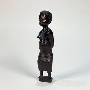 Lote siguiente: Talla en Madera Dama Africana con Bolso y Dorso Desnudo - 20 cm