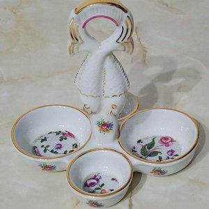 Lote siguiente: Copetinero de Porcelana Mongat con Diseño de Peces y Flores