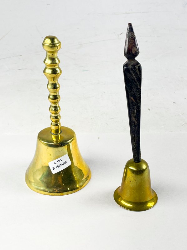 Lote siguiente: Dos campanillas de bronce con mango de madera