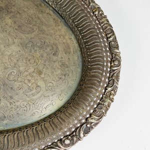 Bandeja Oval de Metal Plateado con Bordes Calados y Grabados - imagen 3