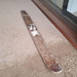Lote siguiente: Esquí Antiguo de Madera para Colección o Decoración