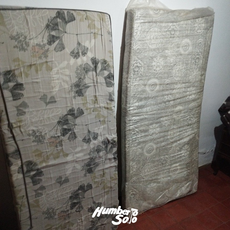 Dos colchones de una plaza usados