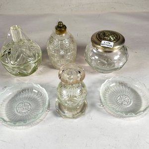 Lote siguiente: Conjunto de 6 Piezas de Tocador de Vidrio y Metal Labrado