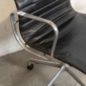Par de Sillones de Oficina Giratorios "Herman Miller" Metálicos Tapizados Negros - imagen 2