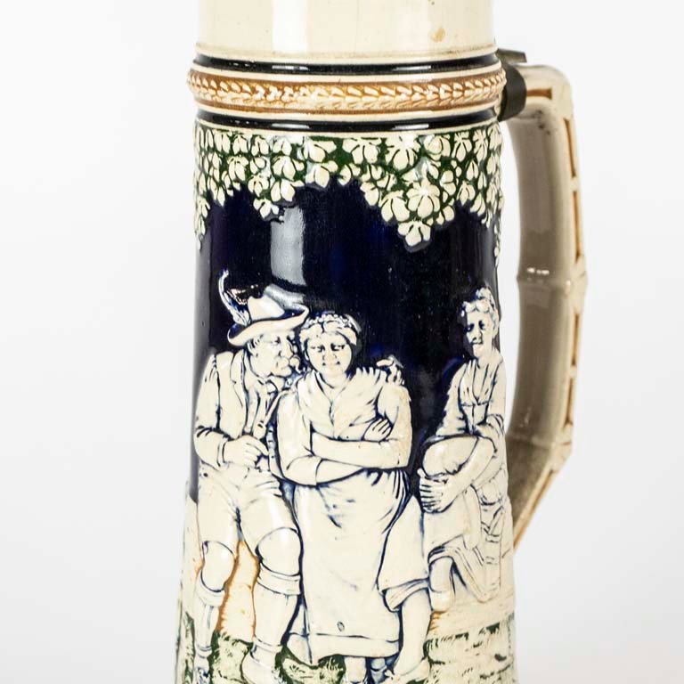 Jarra de cerveza alemana con escenas en relieve y tapa de peltre - imagen 2