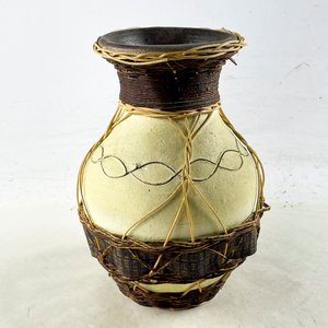 Lote anterior: Florero Beige de Cerámica con Detalles de Mimbre - 27 cm