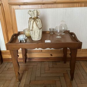 Mesita de Madera con Florero y Adornos - imagen 2
