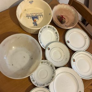Lote siguiente: Set de Platos y Cuenco de Cerámica con Detalles Decorativos