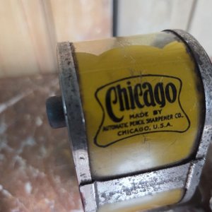 Sacapuntas Chicago Antiguo y Dos Autos BMW Isetta Miniatura - imagen 3