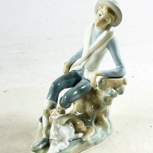 Lote siguiente: Figura Lladro de Porcelana: Niño Sentado con Perro, 20 cm