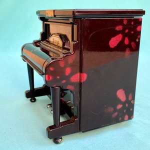 Alhajero musical con forma de piano. Funcionando.  Ver video. 13 cm x 10.5 cm x 14 cm. - imagen 3