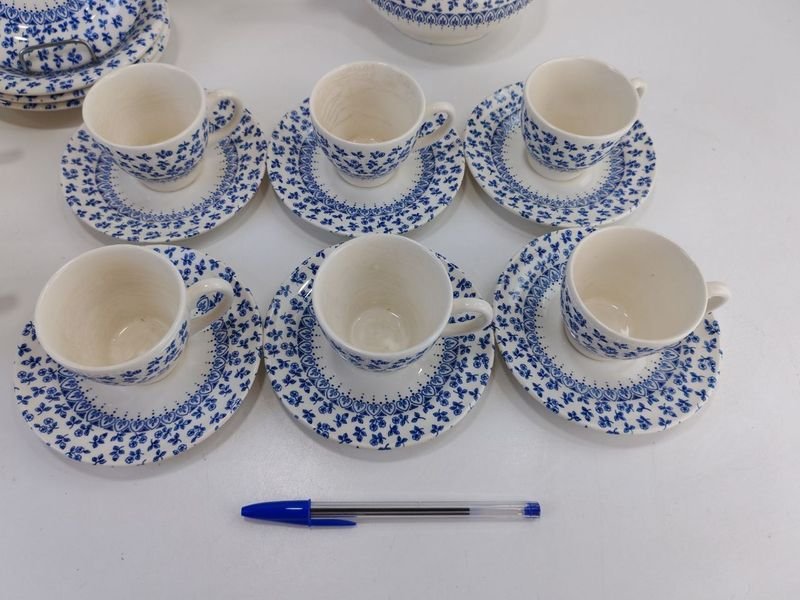 Vajilla Azul y Blanca: Un Conjunto de Piezas Decorativas - imagen 3