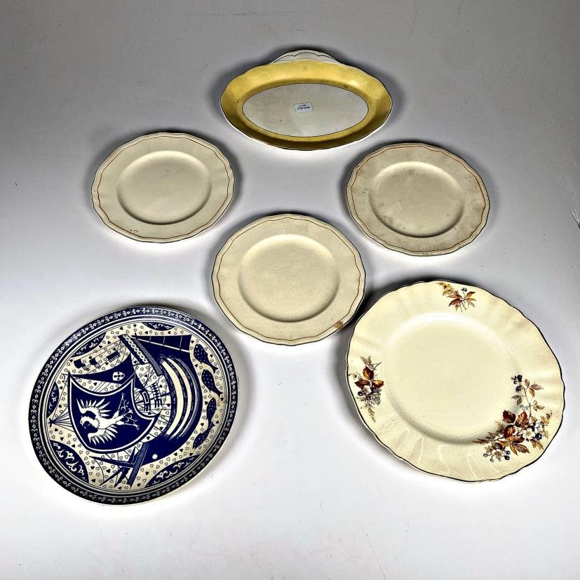Seis Platos de Loza Inglesa y un Plato Argentino Decorado