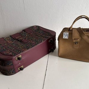 Lote siguiente: Set de 2 Valijas de Cuero Sintético Estampadas y Lisas