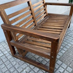 Sofá de Madera para Dos Cuerpos con Detalles de Uso - imagen 3