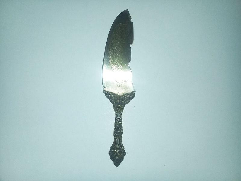 Utensilio de cortar torta antiguo de colección hoja de bronce enchapado en plata - imagen 2