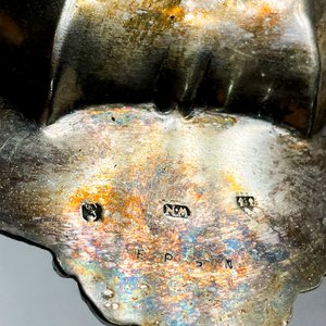 Bandeja Antigua de Metal con Borde Repujado y Tres Patitas - imagen 4