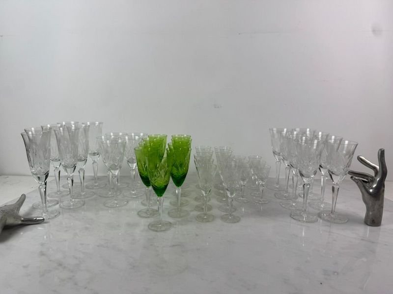 Lote siguiente: Juego de cristalería tallada con copas en cristal color verde