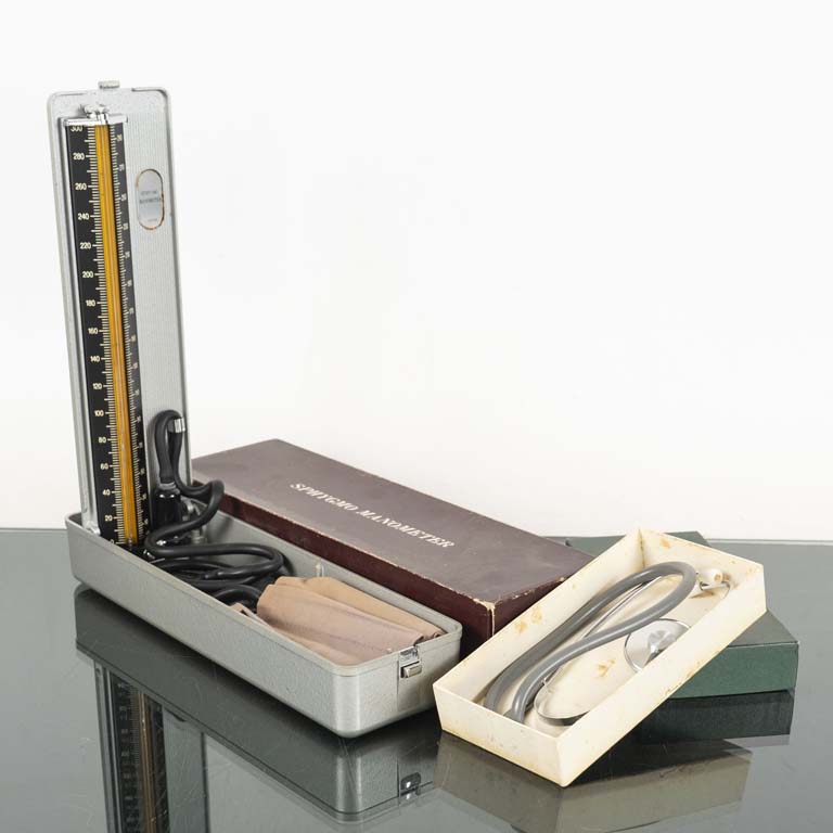 Lote siguiente: Manómetro y estetoscopio médico en buen estado