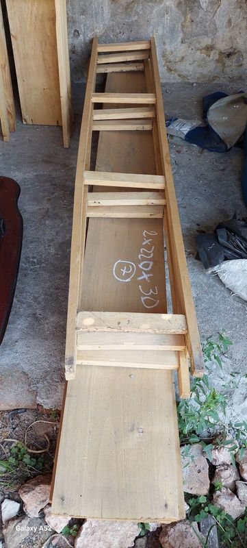 Lote siguiente: Estantería en madera escalerilla y tablones