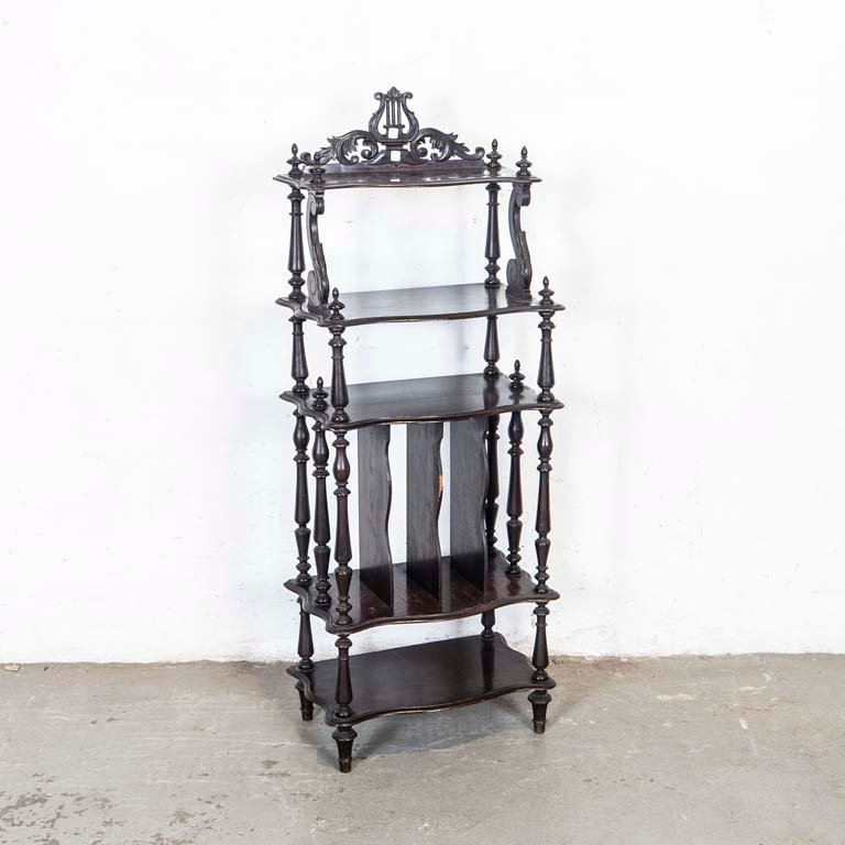 Lote siguiente: Estante musiquero colonial tallado para decoración