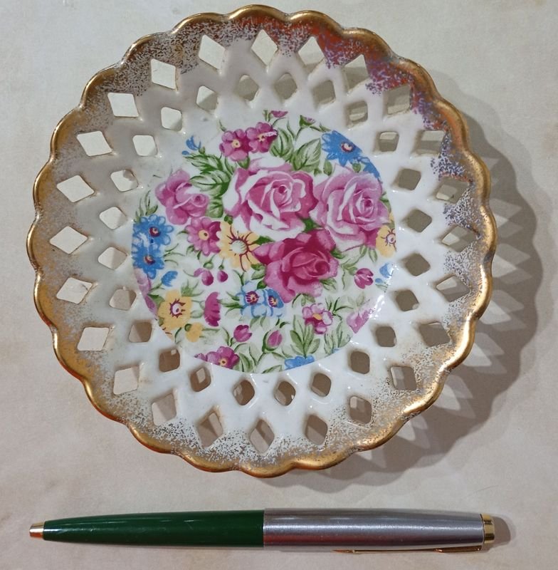 Lote anterior: Platillo calado de Porcelana Japonesa, pintado a mano y borde doré