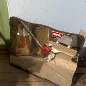Lote anterior: Espejo antiguo con marco irregular