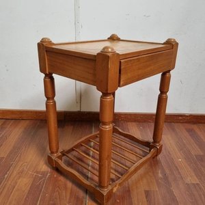 Mesa Auxiliar o de Luz de Madera Torneada con Cajón y Estante - imagen 3