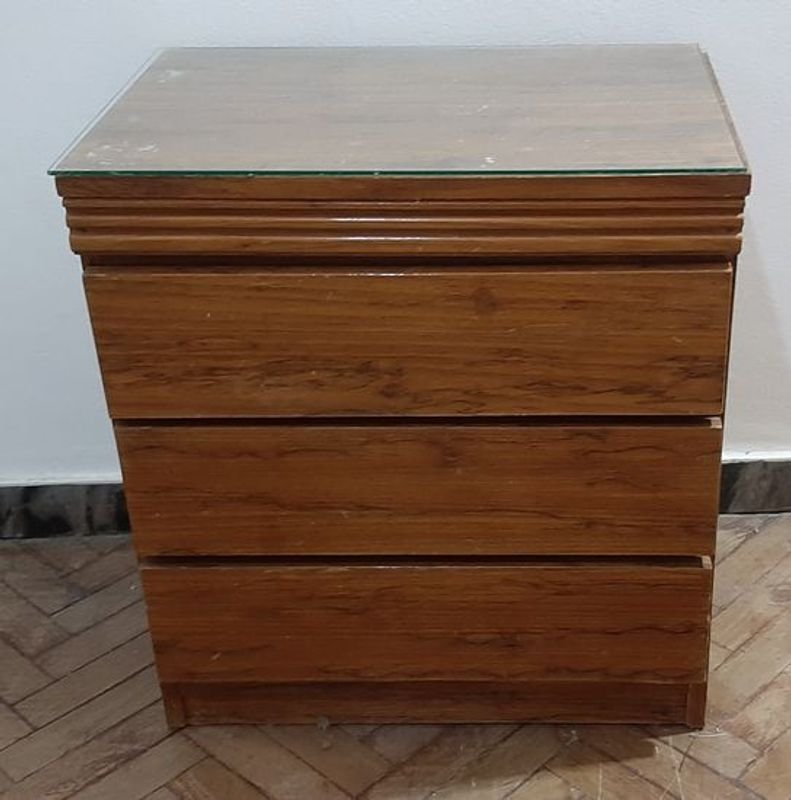 Mesa de Luz de Madera Enchapada con 3 Cajones y Tapa de Vidrio