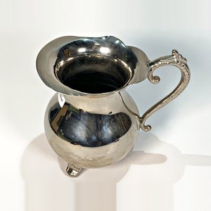 Jarra Antigua de Metal Plateado con Tres Patas y Asa Labrada - imagen 4
