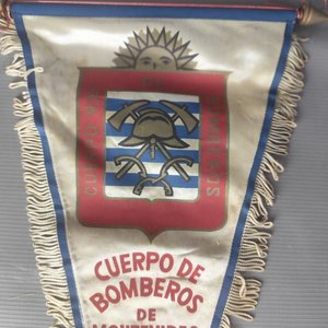 Banderín Antiguo Cuerpo de Bomberos de Montevideo R.O. del Uruguay - imagen 2