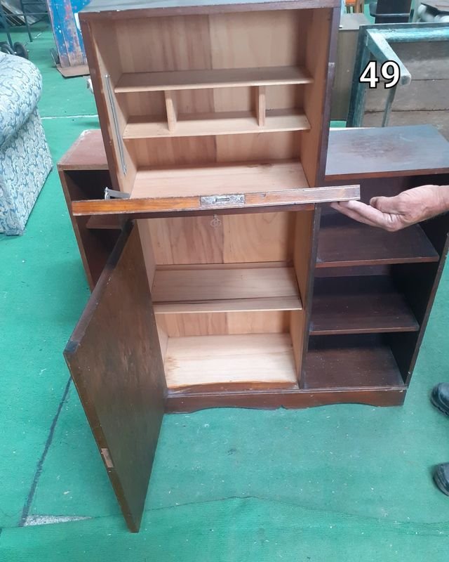 Mueble con dos puertas y estantes de madera - imagen 2