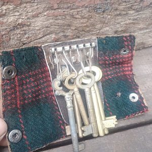 Estuche Porta Llaves de Cuero con Llaves Antiguas - imagen 4