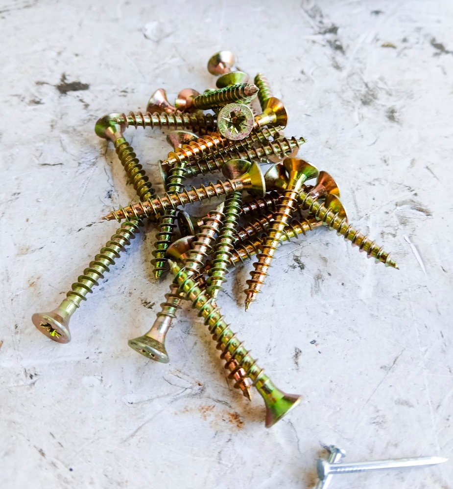 Clavos y tornillos dorados en buen estado - imagen 3