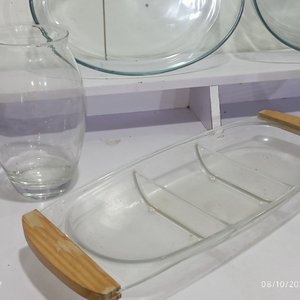 Lote de 5 piezas de bazar: Fuentes de vidrio, jarra, florero y copetinera acrílica - imagen 4