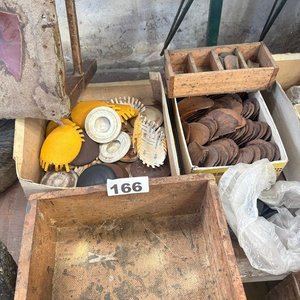 Lote de Cajones de Madera con Accesorios de Zapatería y Herramientas - imagen 3