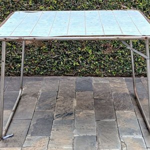 Mesa Plegable Antigua con Detalles y Cubierta de Azulejos - imagen 1