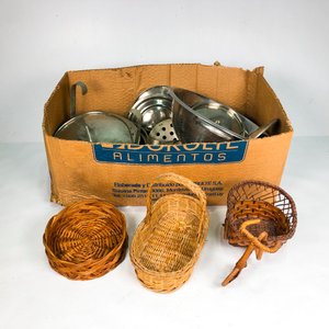 Lote de Canastos de Mimbre y Utensilios de Cocina Metálicos - imagen 2